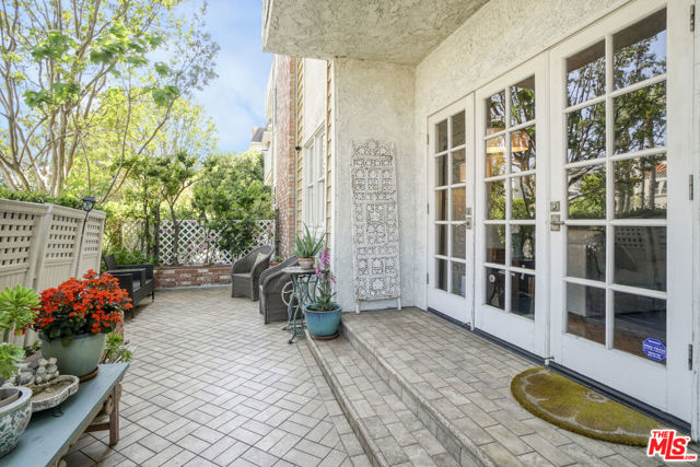 4401 Moorpark Way, Toluca Lake CA: https://media.crmls.org/mediaz/c436953e-3405-437e-b61c-e611e83a3ac8.jpg