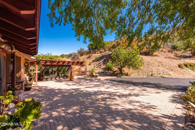 356 E Carlisle Road, Thousand Oaks CA: https://media.crmls.org/mediaz/c436ea06-53bc-4eaa-bd06-0eff549a609a.jpg