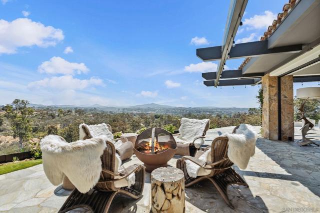 5653 Linea Del Cielo, Rancho Santa Fe CA: https://media.crmls.org/mediaz/c43726a8-9e39-4a24-b7af-f9a0a6852264.jpg