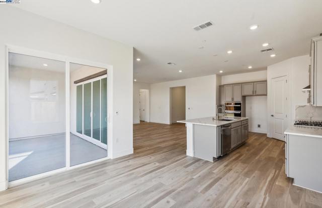 1137 Bradbury Dr, Discovery Bay CA: https://media.crmls.org/mediaz/c4376b3c-cc2f-41de-a1fe-e14df88f0a25.jpg
