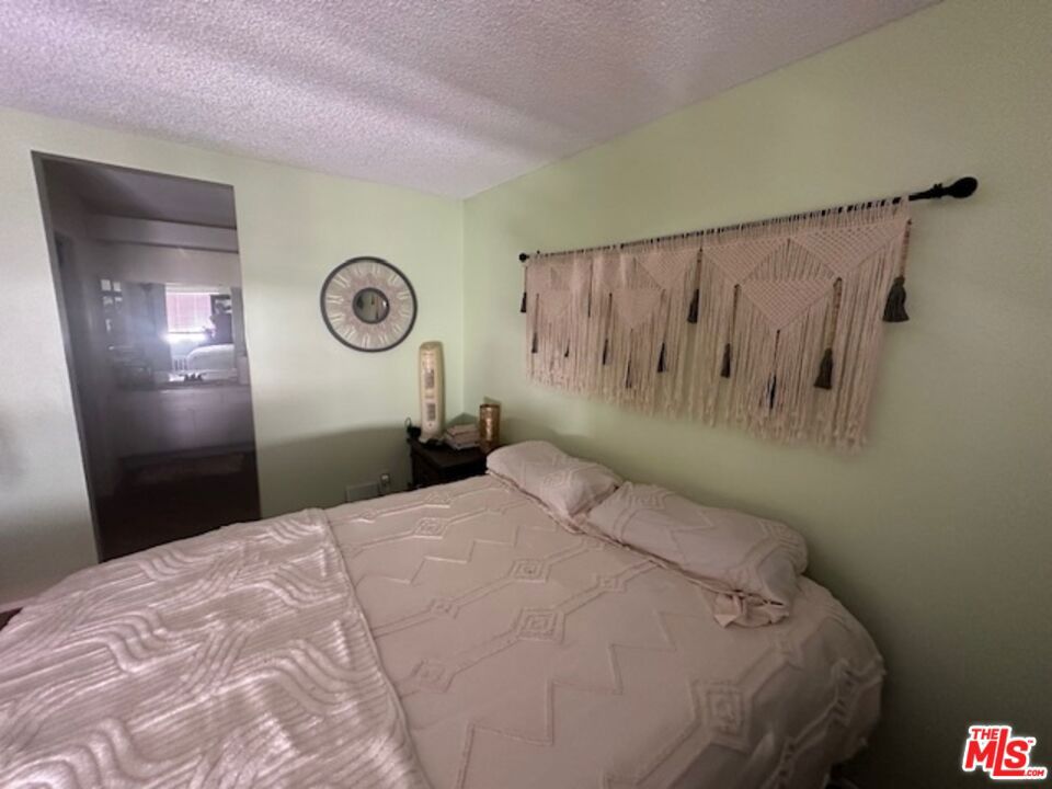 https://media.crmls.org/mediaz/c4380ca8-ce60-4351-9de9-6991460e3cee.jpg?preset=X-Large