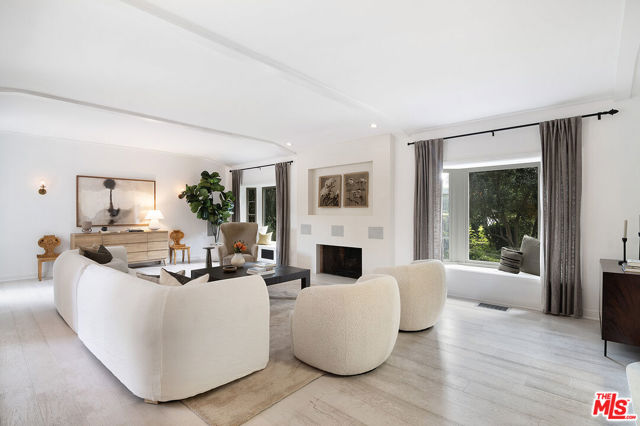 338 S Highland Avenue, Los Angeles CA: https://media.crmls.org/mediaz/c4388ebc-97af-44f7-956c-48b661af01d7.jpg