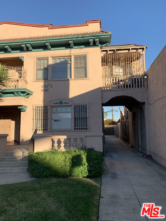 4260 S Figueroa Street, Los Angeles CA: https://media.crmls.org/mediaz/c4389917-7db6-482f-b8f4-96d7a4f87d81.jpg