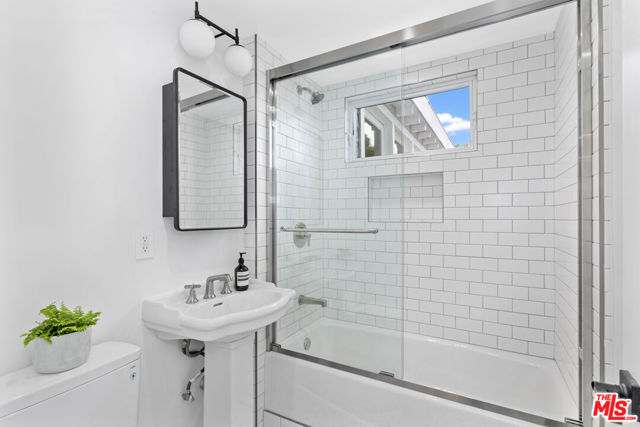 2336 Loma Vista Place, Los Angeles CA: https://media.crmls.org/mediaz/c43935c8-9862-463b-80c6-d9f0edd698a0.jpg