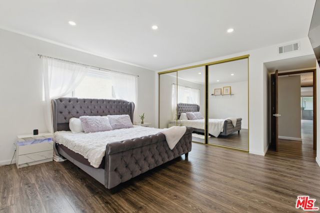 5400 Lindley Avenue, Encino CA: https://media.crmls.org/mediaz/c439a913-e31b-49b3-bcfa-aaa7cbe6f64f.jpg