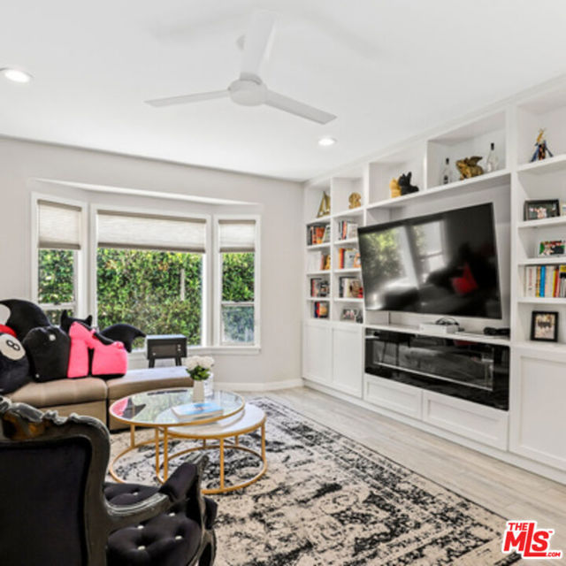 6526 6528 San Vicente Boulevard, Los Angeles CA: https://media.crmls.org/mediaz/c43a186c-2adc-42a0-8cd1-bb3f00687394.jpg