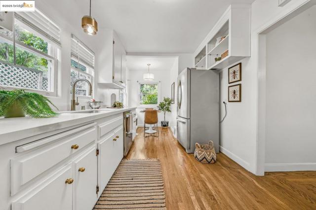 5925 Outlook Ave, Oakland CA: https://media.crmls.org/mediaz/c43af4da-795b-4d04-b50d-f9d2f89acd6e.jpg