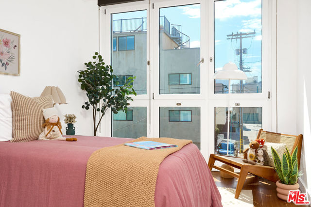 5106 Pacific Avenue, Marina del Rey CA: https://media.crmls.org/mediaz/c43bc43b-471a-40f8-9501-cace8c063c4a.jpg