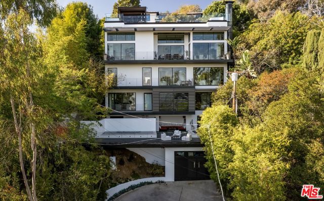 8932 St Ives Drive, Los Angeles CA: https://media.crmls.org/mediaz/c43c2038-a1d6-4461-92d3-7f6218f96618.jpg