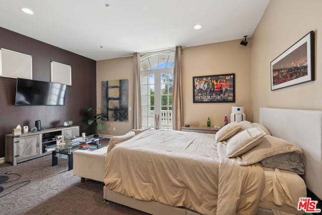 19016 Devonport Lane, Tarzana CA: https://media.crmls.org/mediaz/c43e3e53-31dd-4d7c-b8cf-cc00d2aef6df.jpg