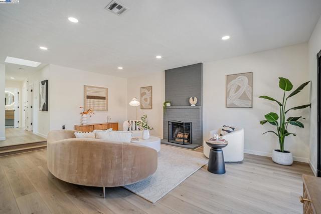 6588 Flanders Dr, Newark CA: https://media.crmls.org/mediaz/c4401110-ab34-4c3e-989d-9df6b54c53cb.jpg