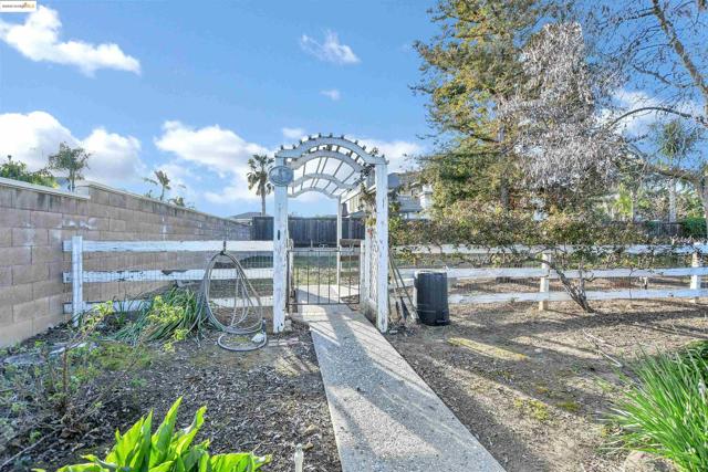 3215 Ohara Ave, Brentwood CA: https://media.crmls.org/mediaz/c440ab36-334d-4167-8a51-c8905a85696c.jpg
