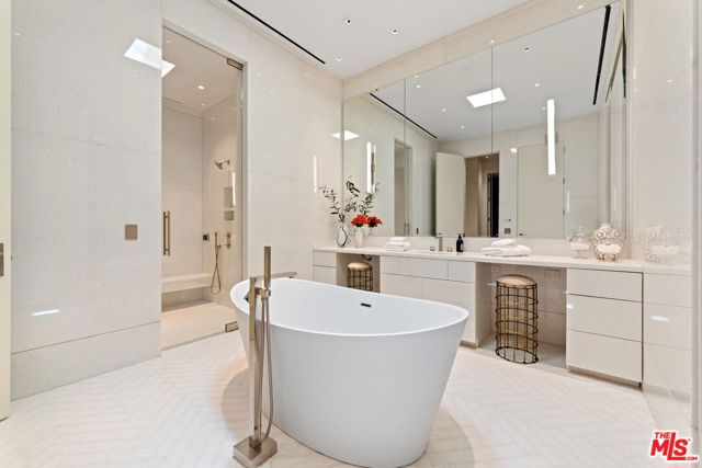 455 N Palm Drive, Beverly Hills CA: https://media.crmls.org/mediaz/c440b2cc-fed7-426b-b21c-93fede0cfe20.jpg
