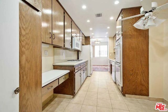 8568 Burton Way, Los Angeles CA: https://media.crmls.org/mediaz/c440bf55-af2e-4b63-8fdb-cd9c90e7c68a.jpg