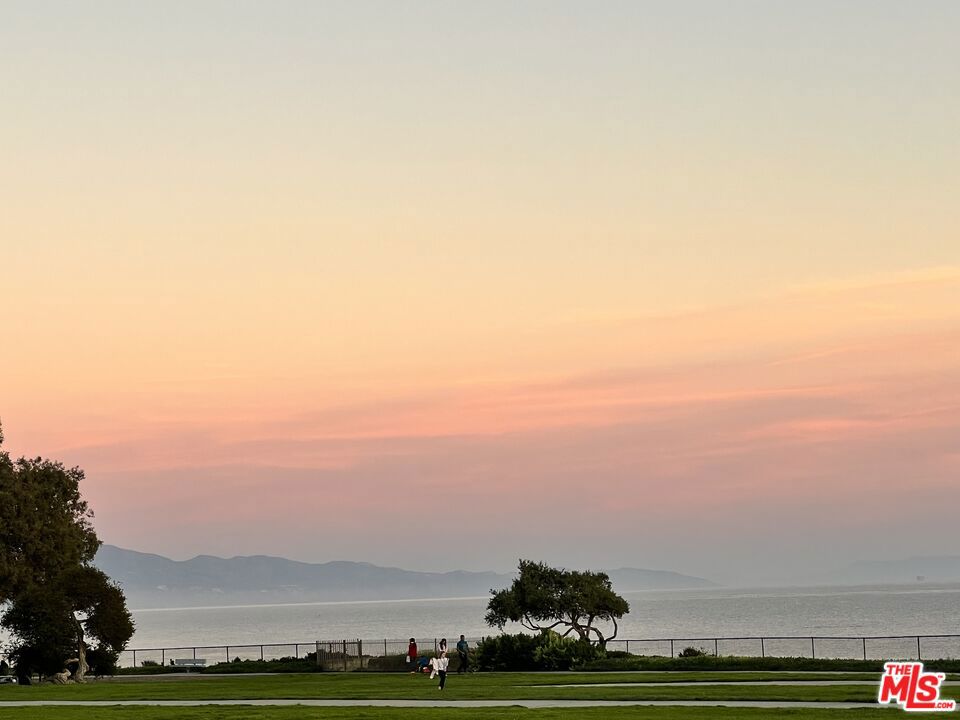 https://media.crmls.org/mediaz/c440f920-136c-4236-9c27-b388fc6c8184.jpg?preset=X-Large