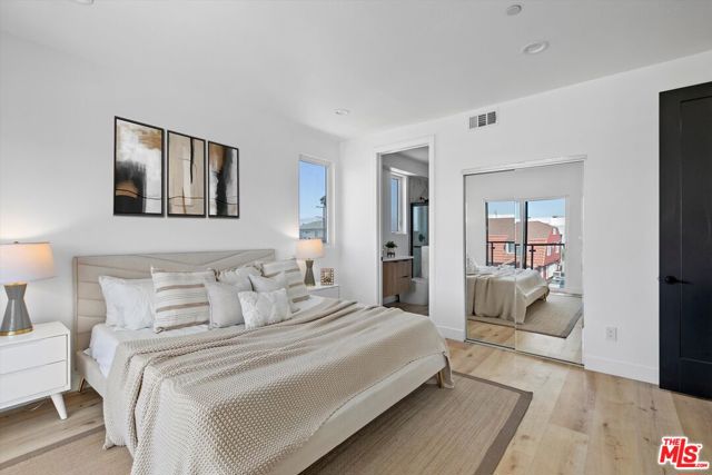 542 1/2 N Serrano Avenue, Los Angeles CA: https://media.crmls.org/mediaz/c4425c0c-e8f2-412f-9bd8-6f203a623fd8.jpg