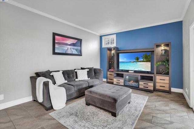 7347 Ione Ct, Dublin CA: https://media.crmls.org/mediaz/c443537d-8e36-485f-a782-635c124fd960.jpg