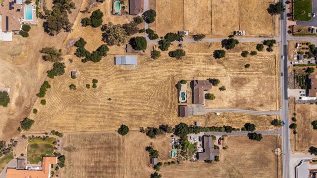 10980 New Avenue, Gilroy CA: https://media.crmls.org/mediaz/c444fbf2-06f4-45df-b21f-9e989bef942b.jpg