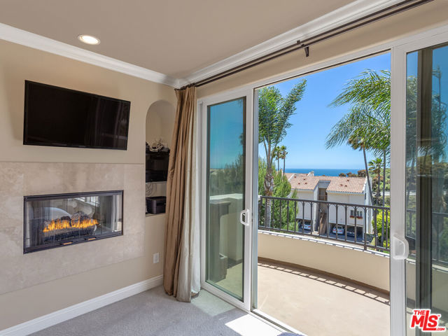 23949 De Ville Way, Malibu CA: https://media.crmls.org/mediaz/c4454801-923e-4eee-b701-65fe203d141c.jpg