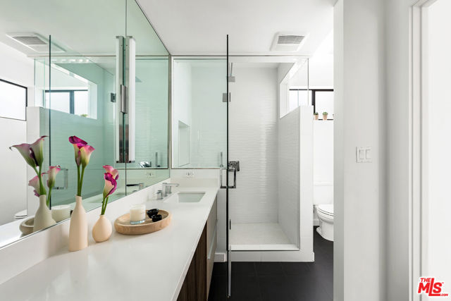 5154 W Redondo Court, Los Angeles CA: https://media.crmls.org/mediaz/c445d896-0d54-44d0-9603-6a55c237aa0f.jpg
