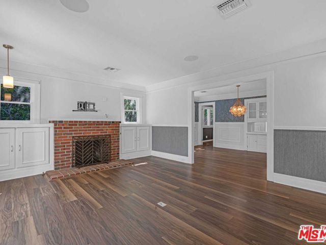 7024 De Longpre Avenue, Los Angeles CA: https://media.crmls.org/mediaz/c446ef36-d295-47f2-aaee-9b4fddf43007.jpg