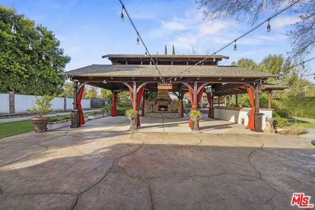 22651 Calvert Street, Woodland Hills CA: https://media.crmls.org/mediaz/c447c184-63e6-4b09-93ee-3d8b9671ec4e.jpg