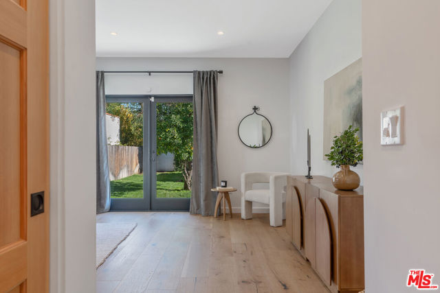 1280 S Sycamore Avenue, Los Angeles CA: https://media.crmls.org/mediaz/c44816f8-b433-4316-a161-f62ac1d16ae6.jpg