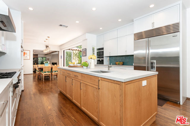 627 N Alta Drive, Beverly Hills CA: https://media.crmls.org/mediaz/c4486033-4704-4b29-a90f-6771b3923fb1.jpg