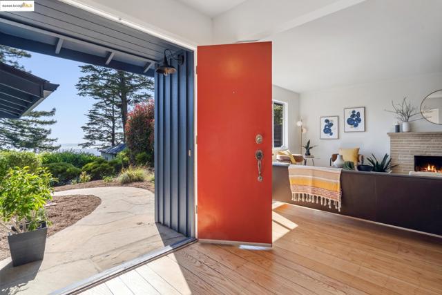 6824 Wilton Dr, Oakland CA: https://media.crmls.org/mediaz/c44884a0-bc44-4e6a-9b7a-e73f7b0f22e0.jpg