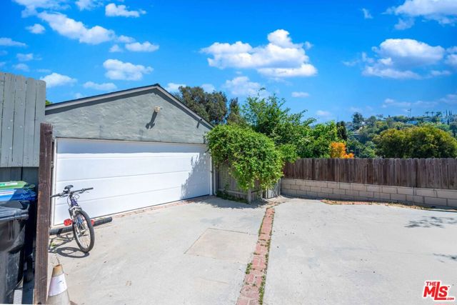 3217 Bennett Drive, Los Angeles CA: https://media.crmls.org/mediaz/c44903cf-8b3f-4b65-b852-b2ecb4edcb2e.jpg