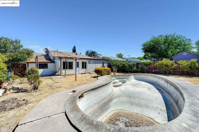 2840 Mount Diablo ST, Concord CA: https://media.crmls.org/mediaz/c44beff1-cf50-4ff9-b4c1-051a9487d27d.jpg