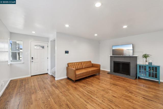 2110 Hellings Avenue, Richmond CA: https://media.crmls.org/mediaz/c44bf8d0-a893-4a62-9268-2740d5ed6876.jpg