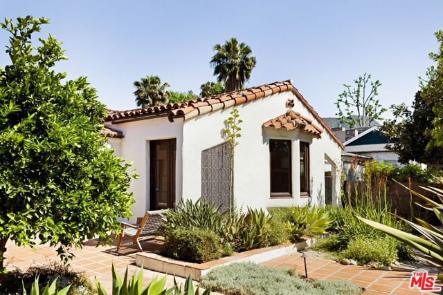 112 N Valley Street, Burbank CA: https://media.crmls.org/mediaz/c44da1f1-8f99-425e-b00a-ecb9aec2fb4f.jpg