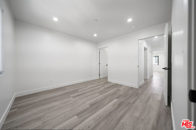4112 1/2 S Normandie Avenue, Los Angeles CA: https://media.crmls.org/mediaz/c44e9611-2629-4fd9-894d-d25a53edefd0.jpg