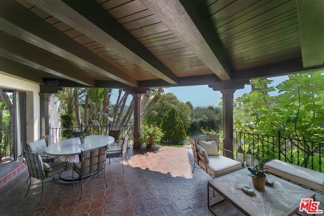 2400 Inverness Avenue, Los Angeles CA: https://media.crmls.org/mediaz/c44e9cdb-09da-4e6d-be1c-f4d244dc252e.jpg