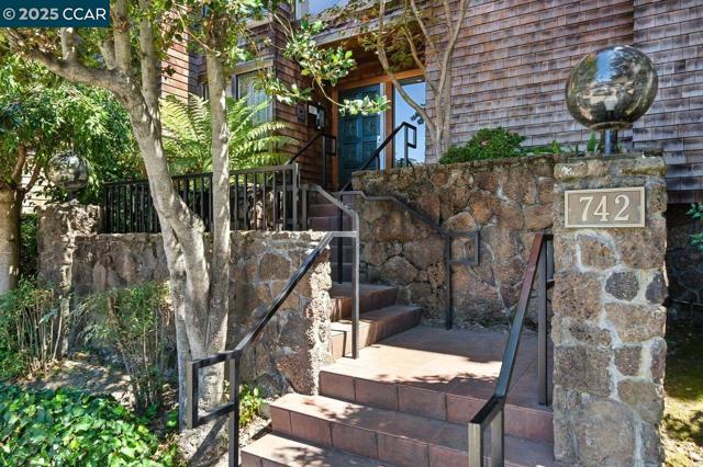 742 Wesley Way, Oakland CA: https://media.crmls.org/mediaz/c44eb124-d3e1-4e62-a16c-5a6c4d8fd5d5.jpg