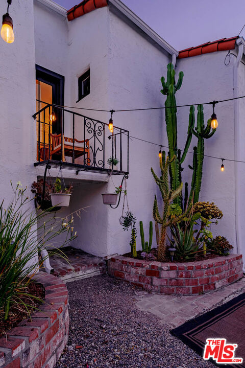 2251 N Cahuenga Boulevard, Los Angeles CA: https://media.crmls.org/mediaz/c44ec3ea-762a-4dd9-8e22-1e868b950e40.jpg