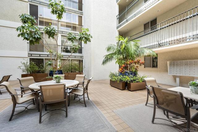 7811 Eads Ave, La Jolla CA: https://media.crmls.org/mediaz/c44f204a-8bf6-49f0-9840-5317132ac6a6.jpg