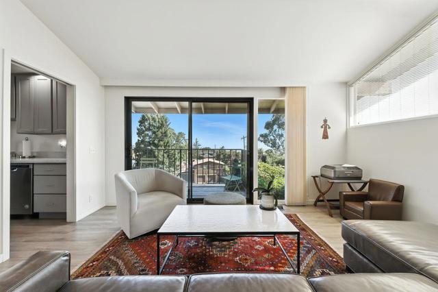 790 Hillcrest Way, Redwood City CA: https://media.crmls.org/mediaz/c44f6327-9b5c-4a4a-a141-16fad522b395.jpg