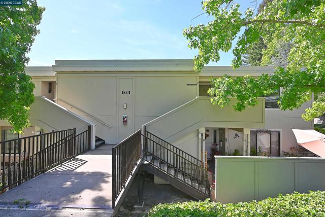1316 Rockledge Ln, Walnut Creek CA: https://media.crmls.org/mediaz/c450b230-c1e4-4274-974e-4f2bfffa0a6c.jpg