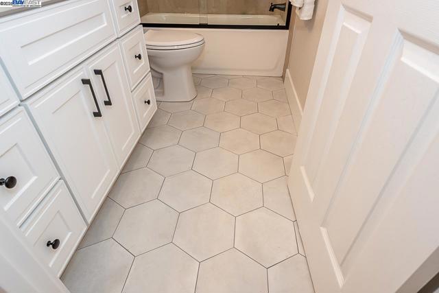 963 Douglas Dr, San Leandro CA: https://media.crmls.org/mediaz/c450fda7-7b5b-41a1-86c6-5de67a4d831e.jpg