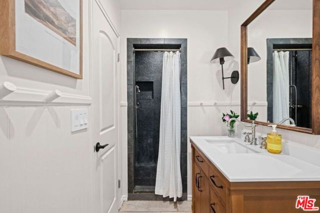 6827 Bianca Avenue, Lake Balboa CA: https://media.crmls.org/mediaz/c45298da-471b-412b-88fd-1f509f0403e2.jpg