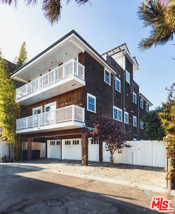 702 Pacific Ave., Venice CA: https://media.crmls.org/mediaz/c453ba92-6876-4507-8660-25f47e922ac5.jpg