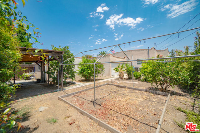3300 Garden Avenue, Los Angeles CA: https://media.crmls.org/mediaz/c455127f-4c6b-435d-bee7-39df7f77bd93.jpg