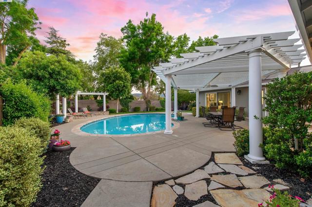 5204 Hummingbird Rd, Pleasanton CA: https://media.crmls.org/mediaz/c455eddd-55ed-4ea3-9dc0-aae2a16c8a4c.jpg