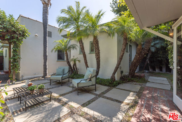 7361 Oakwood Avenue, Los Angeles CA: https://media.crmls.org/mediaz/c45623a4-2e69-420b-b02d-621fc2faa2b5.jpg