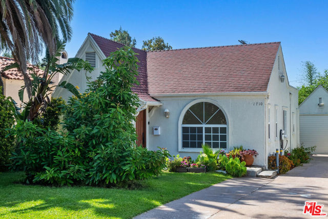 1710 Santa Paula Place, Glendale CA: https://media.crmls.org/mediaz/c4563437-2411-40c0-8653-23cf59529b0d.jpg