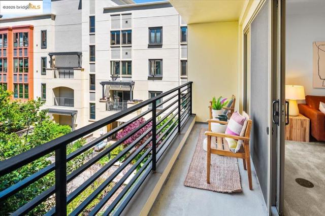 438 W Grand Ave, Oakland CA: https://media.crmls.org/mediaz/c4579618-57c6-4eb0-bd4d-362710b69bd1.jpg