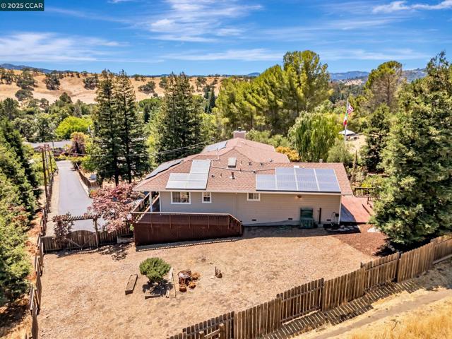631 La Vista Rd, Walnut Creek CA: https://media.crmls.org/mediaz/c4579843-d247-47c9-b495-854a8ee27bbc.jpg