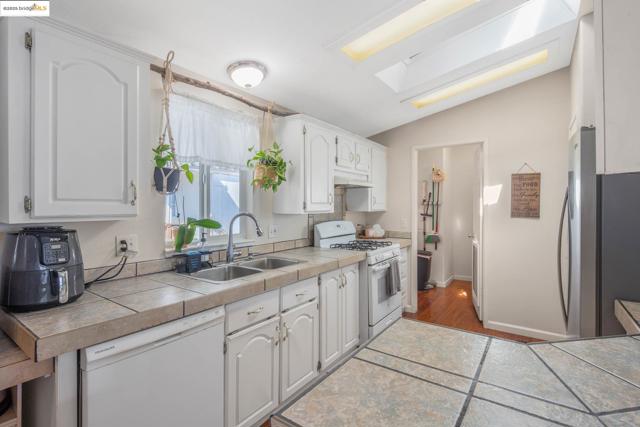 16711 Marsh Creek Rd, Clayton CA: https://media.crmls.org/mediaz/c4592e84-38a2-4fb4-8f2d-61e0bd35ee47.jpg